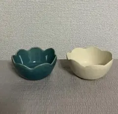 青白い花びら形状の陶器ボウルセット　madu