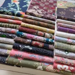 47　正絹着物ハギレ　30枚　反物半巾×35cm前後　金彩　型染