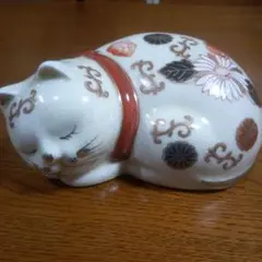 眠り猫　陶器製　置物　金彩豪華　インテリア　伊万里　有田 Amazon.co.jp: 豪華♪ゴールド＆青色金彩陶器眠り猫 亀甲模様右