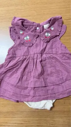 petit main フリル襟 パープル ロンパース　ワンピース　いちご刺繍