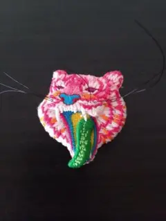 【LM / エルム】ブローチトラ(ピンク) / 立体刺繍 アクセサリータイガー
