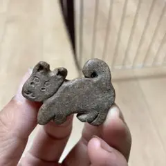 陶器製犬型ブローチ