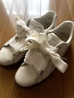 PUMA ホワイト リボンスニーカー
