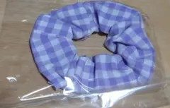 紫と白のチェック柄シュシュ