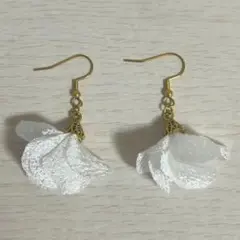 【ピアス】白い花デザインのフックピアス