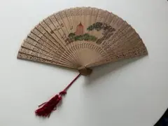 白檀扇子　扇子 山と塔の風景 透かし彫り