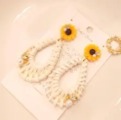 20 向日葵のビジューピアス（ラタン）