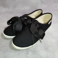 gbyGORGE スニーカー【24.0】黒 リボン