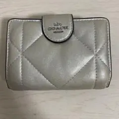 coach コーチ　シルバー　キルティング　二つ折り財布　ミニ財布　派手　ロゴ