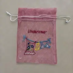 ピンクの刺繍ポーチ