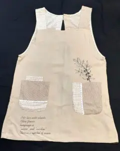 淡いベージュ 花刺繍 チェックポケット.エプロン。クスグル。