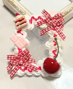 ホイップデコ　トレカケース　B8 赤　ピンク　白⭐︎スイーツ　推し活　硬質ケース
