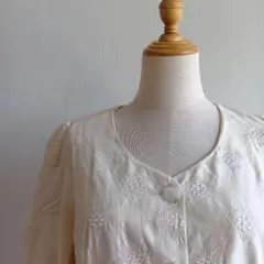 刺繍ノーカラージャケット パフスリーブ クリーム色