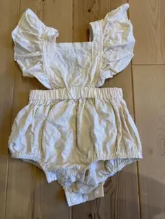 フリル付きドット柄ロンパース 74