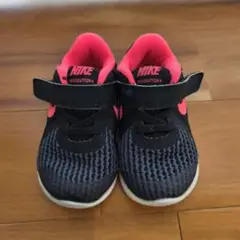 NIKE REVOLUTION 4 黒/ピンク スニーカー