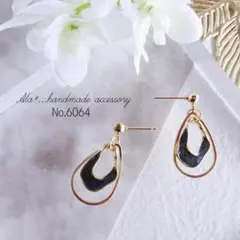 No.6064　❤変形しずくダークグレーゆらゆらメタル　ピアス/イヤリング