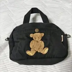 クマ刺繍の黒いバッグ
