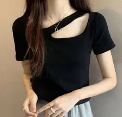 新品未使用品　デコルテ カットアウト　Tシャツ