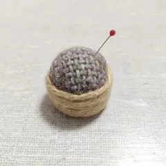 ウールと麻紐のミニピンクッション　針山　茶系