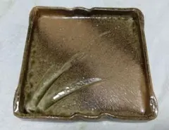四角い葉模様の皿