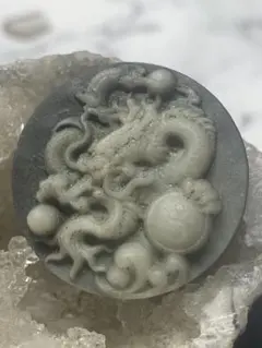 太極石　ドラゴン彫刻の円形石　約3センチ 貫通穴あり　魔除け　強運