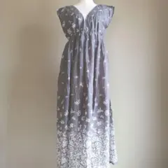 グレーに白い花柄のロングワンピース