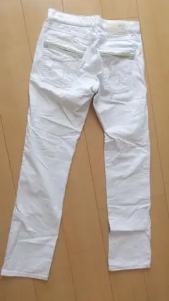 クールデニム　白パンツ