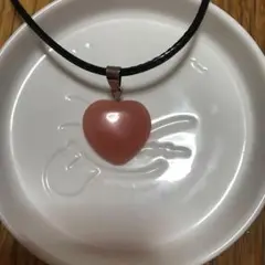光るネックレス