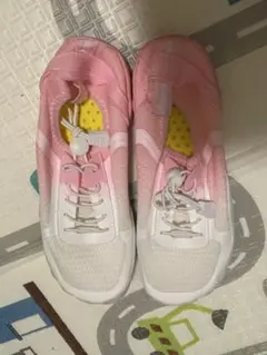 ピンクとホワイトのメッシュスニーカー　23cmくらい