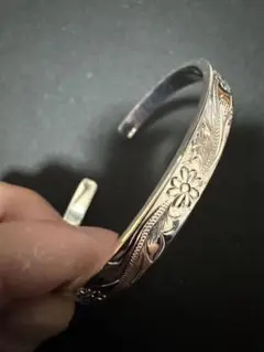 ハワイアンバングル　シルバー　色　花バングル