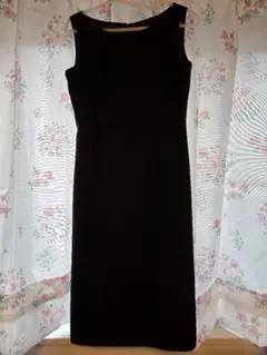 ノースリーブ黒ひざ丈ワンピース