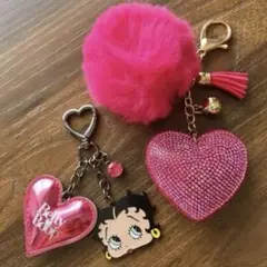 ベティちゃん　ふわふわピンクファーとハート型キーホルダー 2セット