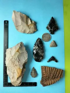 石器セット(出土品)大型石槍、石ナイフ、石槍2、石鏃3プラス土器片