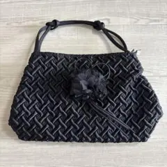 黒い編み込みクラッチバッグ