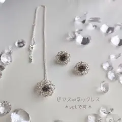 花びらのような透け感ビーズ＊ピアス＆ネックレスset（グレー×シルバー）