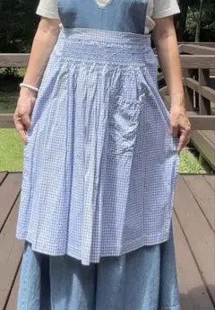 小花が可愛い✳︎ハンドメイドのシャーリング刺繍のエプロン ・青白 フリーサイズ