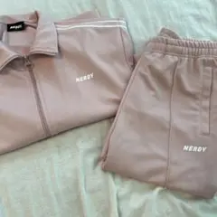 NERDY ロゴテープフーデッドジップアップセット ピンク NERDY】ロゴテープフーデッドジップアップセット クリームM