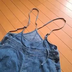 RETRO GIRLサロペット。ボタンが花柄で肩ヒモも細くて可愛い(o^－^o)