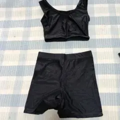黒いブラトップとショートパンツセット