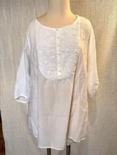 刺繍入りホワイトシャツ