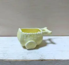 陶器製淡い黄色手押し車置物