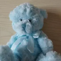 青いクマのぬいぐるみ