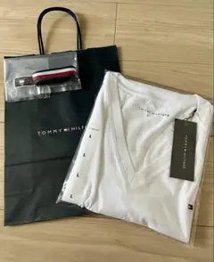新品・タグ付き　TOMMY HILFIGER ワンポイントVネックTシャツL