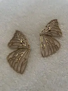 新品未使用品　蝶の形状 ゴールドピアス