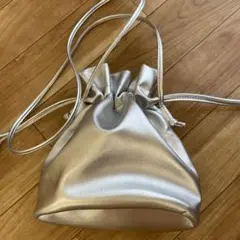 シルバー　巾着ショルダーバッグ