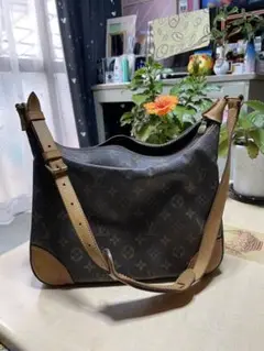 正規品、外装綺麗です。内ポケット、変色あり、カビではありません。