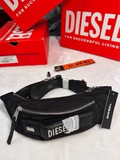 真新しいDieselクロスボディバッグ