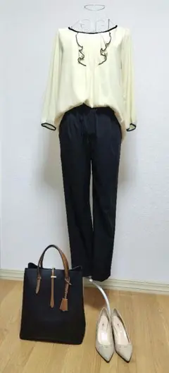 【美品】any SIS フリル付きクリーム色 綺麗めコーデ フェミニンブラウスM