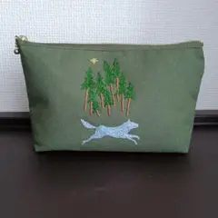 夜の狼の刺繍のポーチ