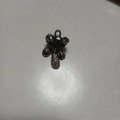 黒い宝石の亀型メタルチャーム
